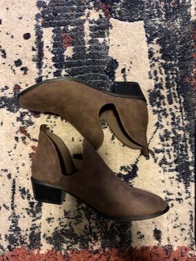 Soho Girls Brown Cutout Chelsea Heel Booties